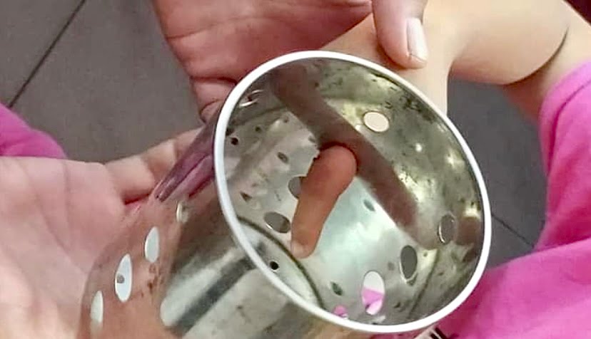Anggota bomba keluarkan jari telunjuk kanak-kanak terlekat pada bekas sudu