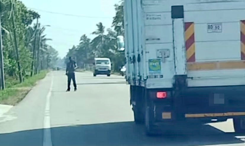 Lelaki mabuk berparang tepi jalan dicekup