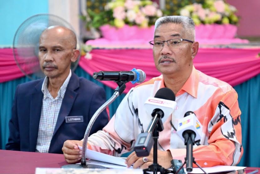 Guru didakwa perdagang wanita digantung tugas