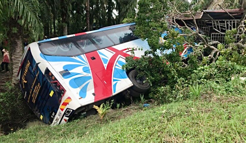 19 penumpang cedera, bas ekspres terbabas