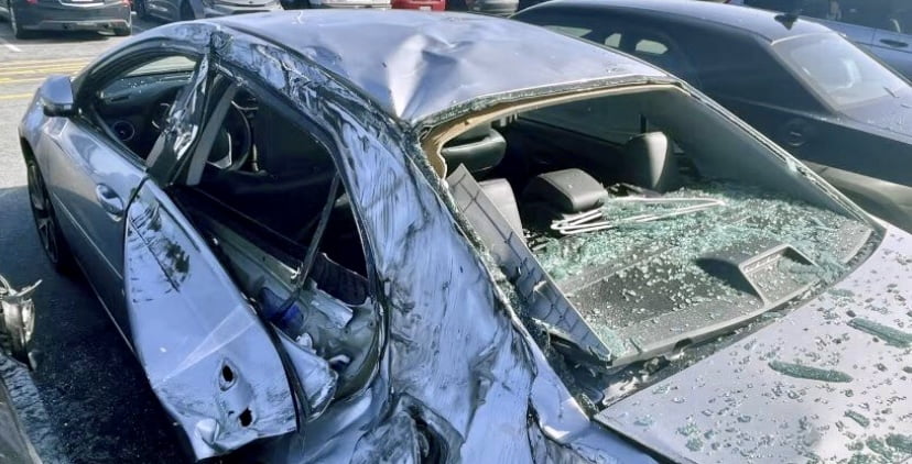 Roda pesawat United Airlines tercabut ketika berlepas, hempap kereta