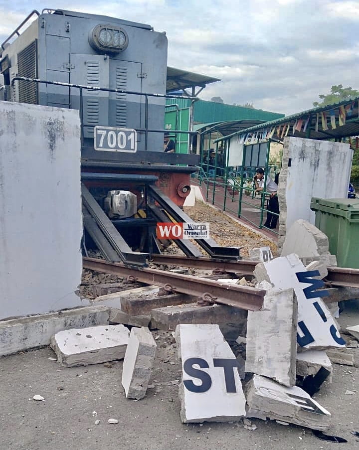 Lokomotif JKNS rempuh penghadang, dinding pagar Stesen Sembulan 