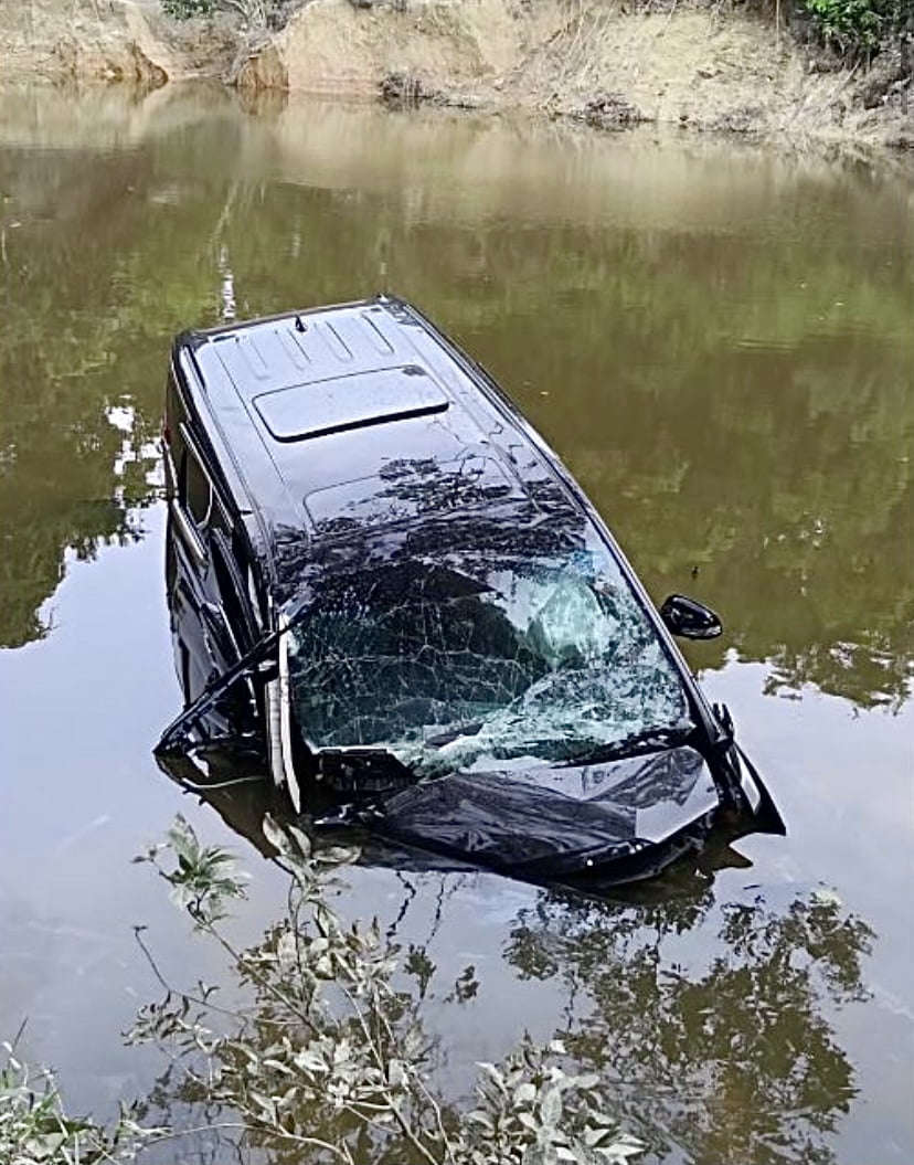 Kereta dipandu warga Singapura terbabas masuk sungai