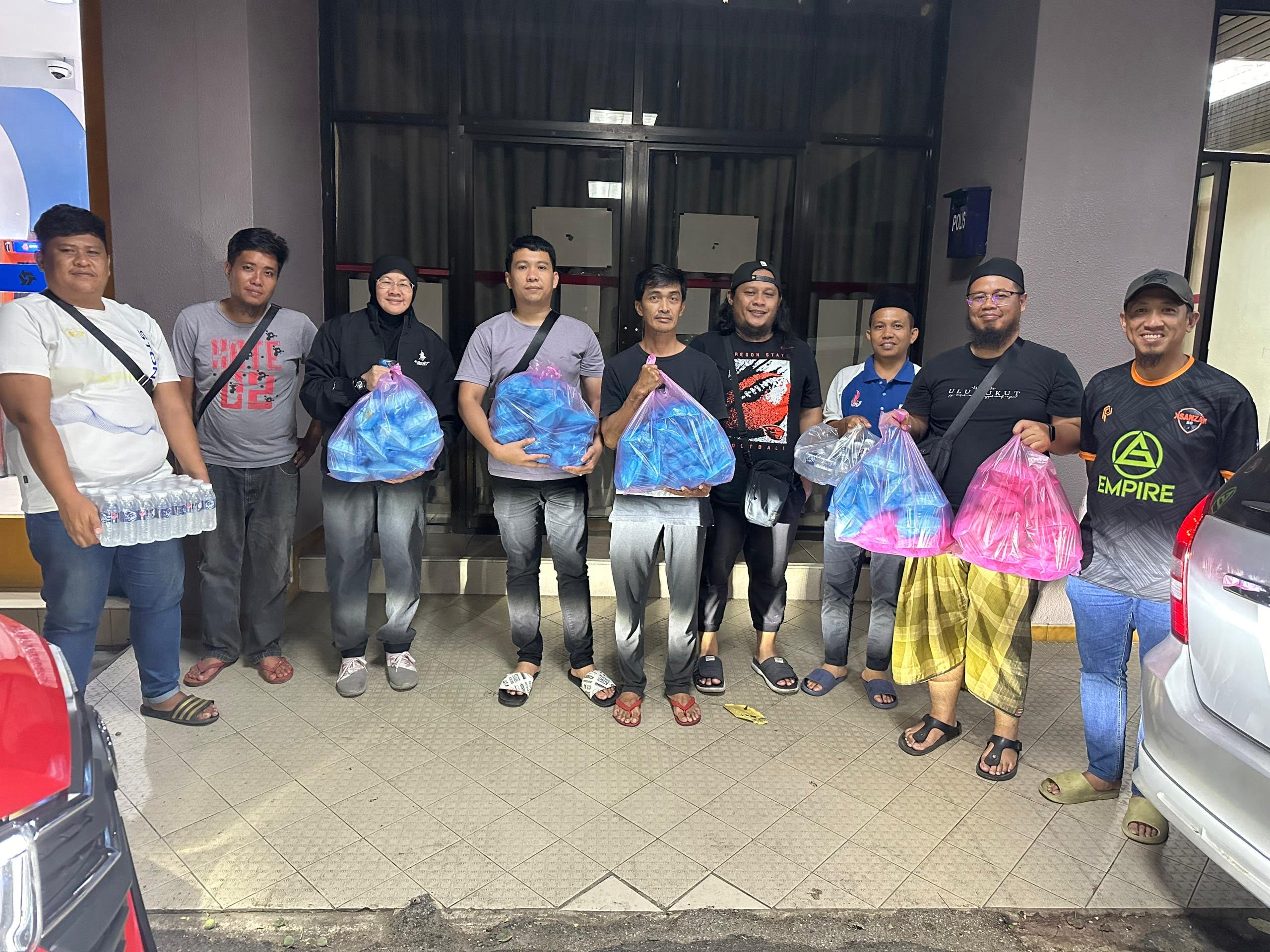 Pemuda, Wanita GRS Likas bersama YPC adakan Program Singgah Sahur