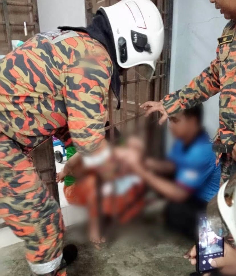 Kepala bayi setahun tersepit jeriji pintu