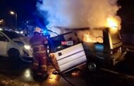 Van terbakar dalam kemalangan dua kenderaan di KK