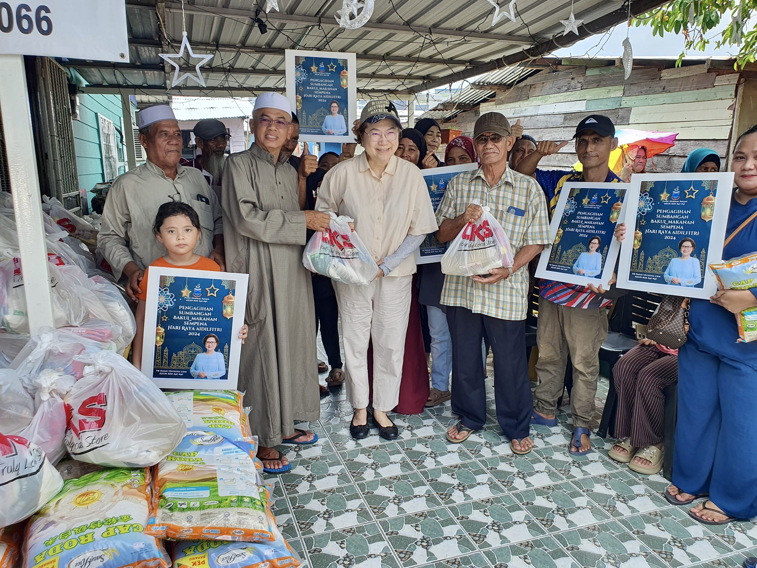Liew present Raya contributions to over 800 needy Muslim families in Api-Api
