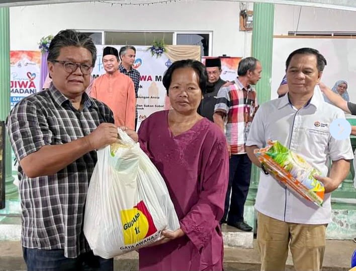 Ellron sampaikan sumbangan kepada 40 asnaf di Sook