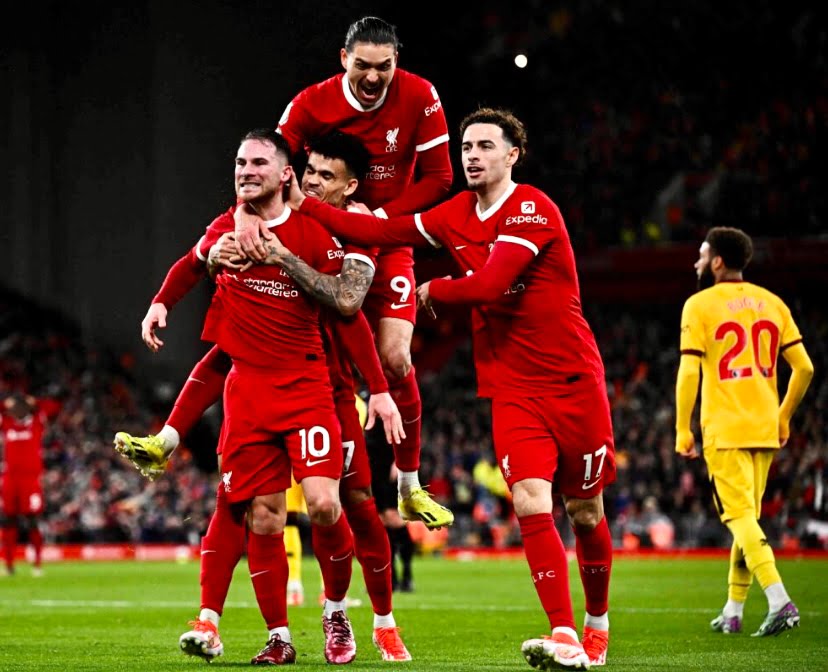 Liverpool kembali di puncak, harapan United lebur