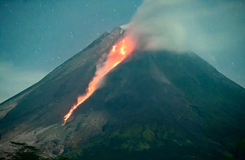 Gunung Ibu meletus, penduduk timur Indonesia diminta berjaga-jaga