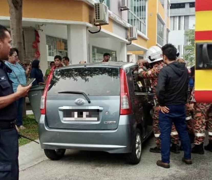 Bomba selamatkan dua beradik terkunci dalam kereta