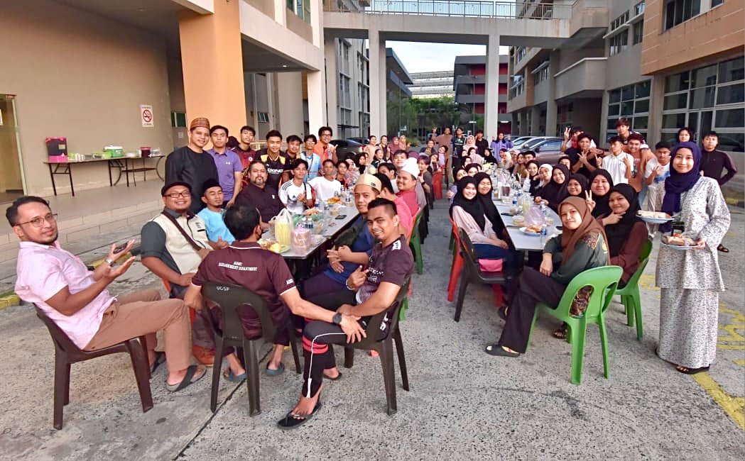 Program Memasak dan Mengedar Bubur Lambuk di UCSF meriah