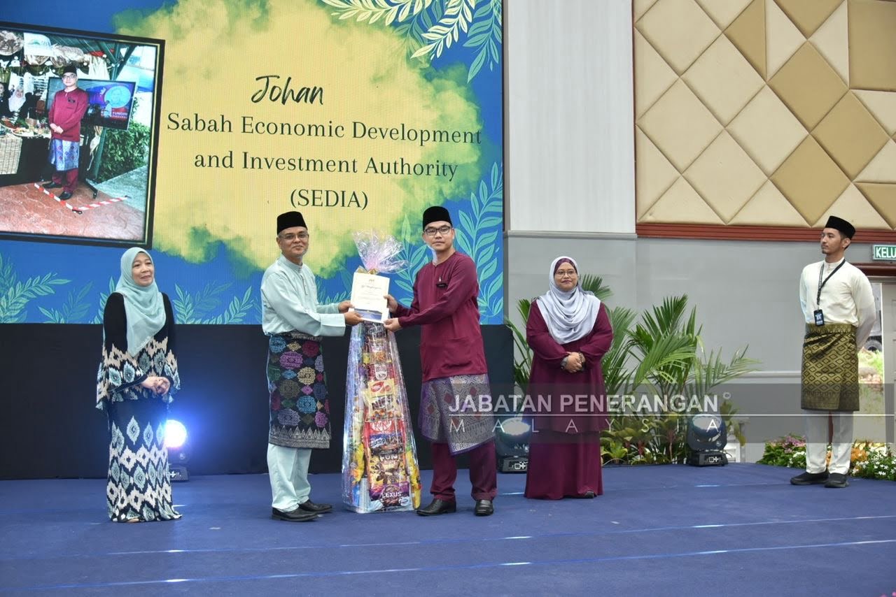SEDIA johan Gerai Tercantik Majlis Perjumpaan Penjawat Awam Persekutuan bersama TYT