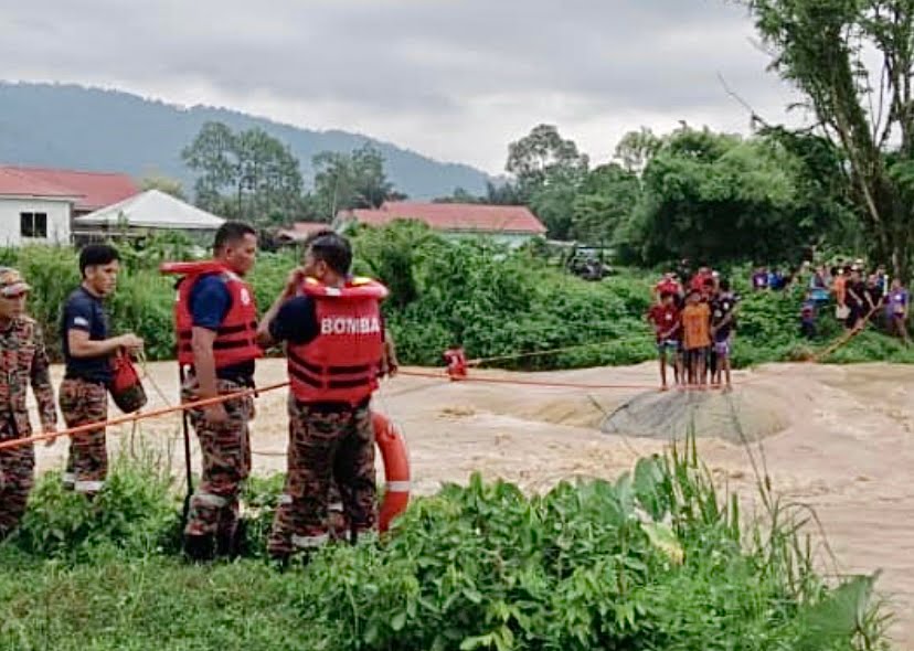 Bomba selamatkan lima kanak-kanak, remaja terperangkap kepala air