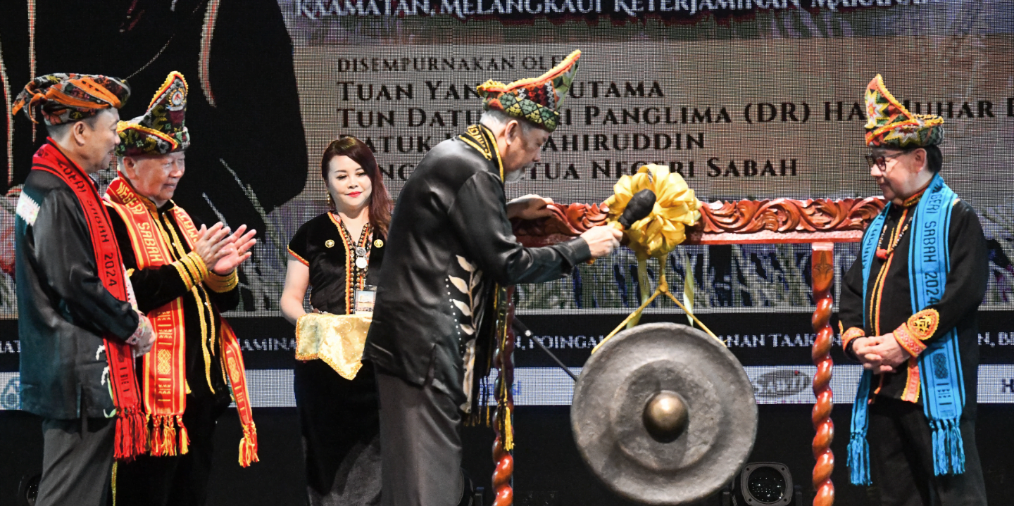 Hajiji iringi Tun Juhar rasmi pembukaan Pesta Kaamatan Peringkat Negeri Sabah 2024