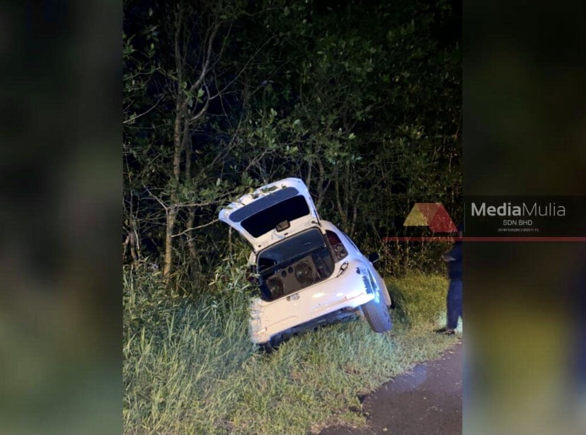 Takut ditangkap khalwat, pemandu Myvi terbabas masuk sungai