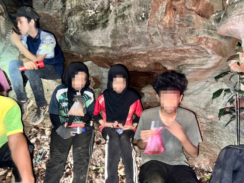 Tiga remaja sesat semasa cari batu kristal