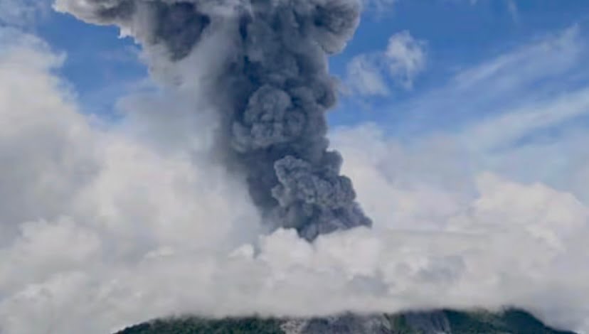 Beratus penduduk dari tujuh kampung hampir Gunung Ibu dipindahkan, amaran tahap tertinggi 
