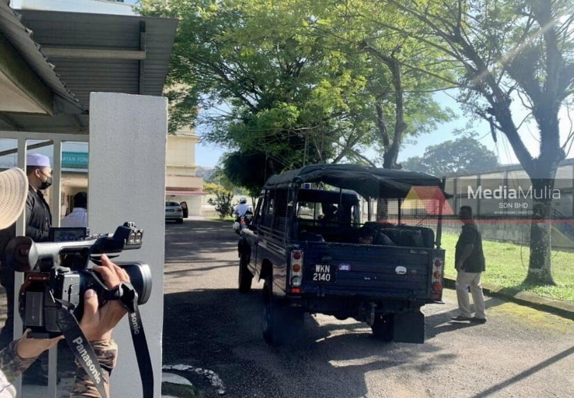 Dua polis maut, seorang cedera diserang lelaki bertopeng di balai polis