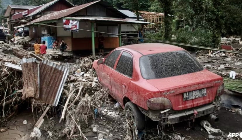 Angka kematian banjir kilat di Indonesia meningkat 43 orang, 15 masih hilang