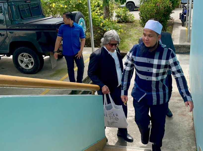 Saksi mengaku hantar gambar payudara kepada Ebit Lew