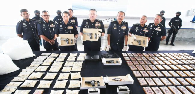 Polis rampas dadah RM4.61j, enam pistol, 100 peluru