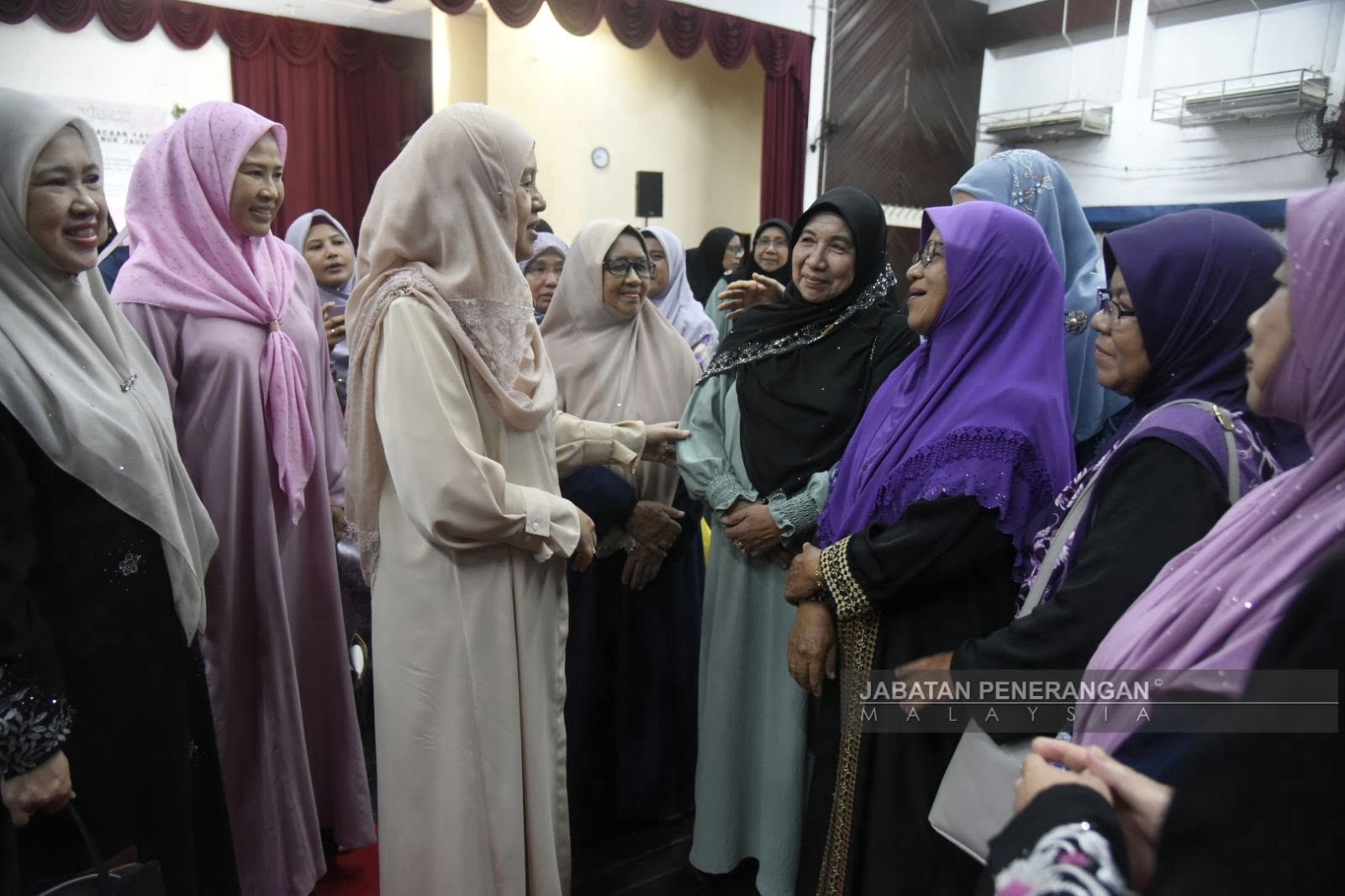 Toh Puan Norlidah santuni 100 jemaah Majlis Bacaan Al-Quran