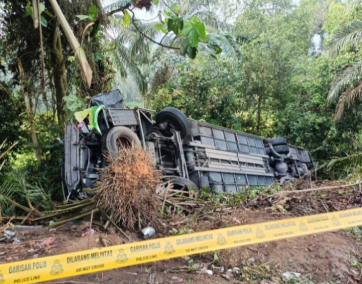 Nahas bas persiaran-treler: Mangsa ketiga meninggal dunia