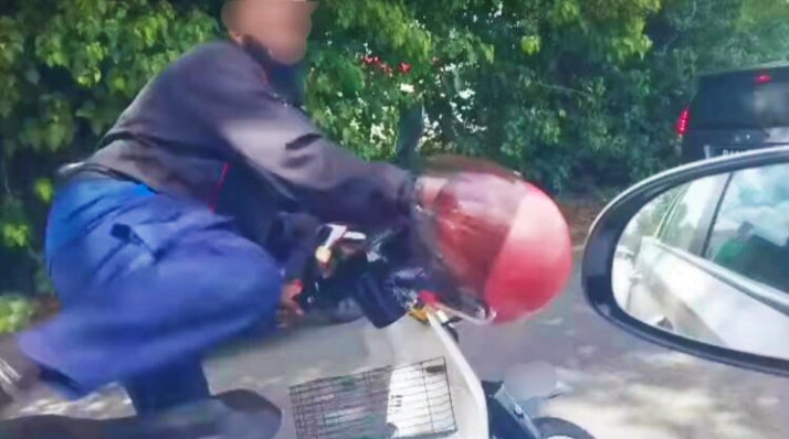Lelaki ditahan kerana rosakkan kereta dengan helmet