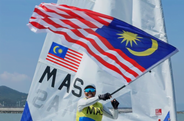 Bertrand, Nur Shazrin pembawa Jalur Gemilang di Paris