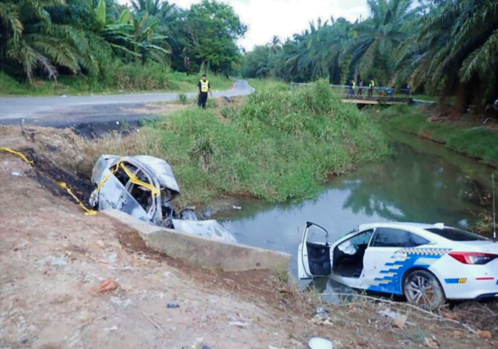 Suspek rentung, dua anggota polis parah kereta terbabas dalam parit