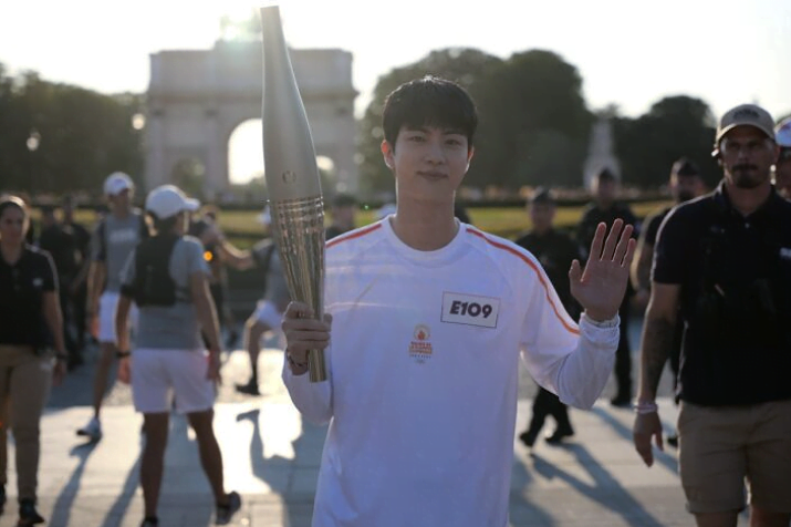 Jin BTS gementar sepanjang bawa obor Olimpik