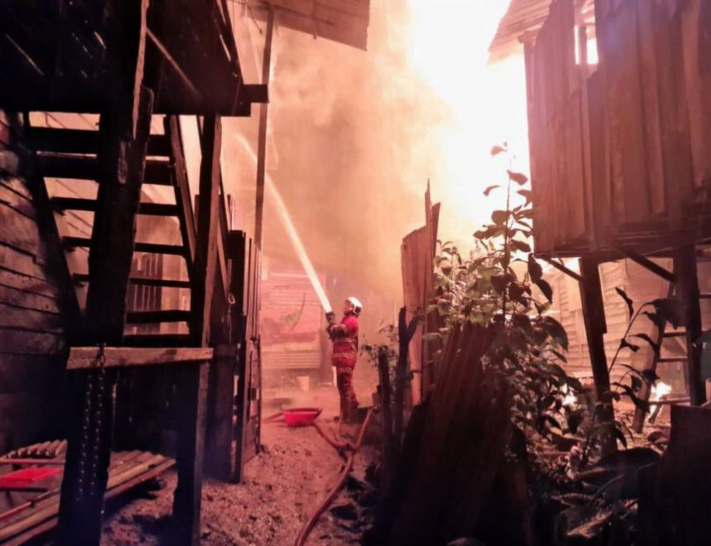 湖違章屋區大火燬8屋 婦女左腳臉部燒傷