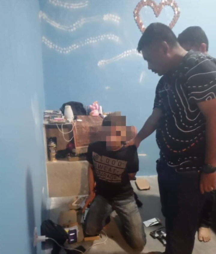 Polis palsu samun warga asing guna parang ditahan