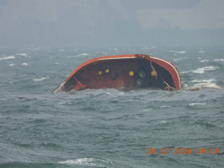 Kapal tangki bawa 1.4 juta liter minyak terbalik di Filipina