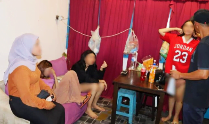 Tujuh lelaki berpakaian wanita ditahan di sebuah kediaman