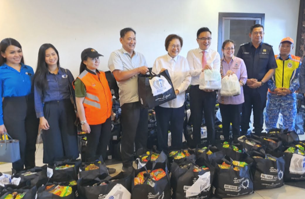 Liew, Phoong contribute aid to P'pang flood victims