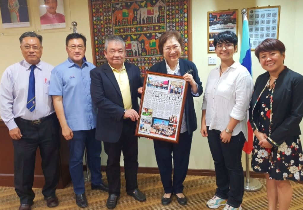 Liew sponsors school fees of five needy students