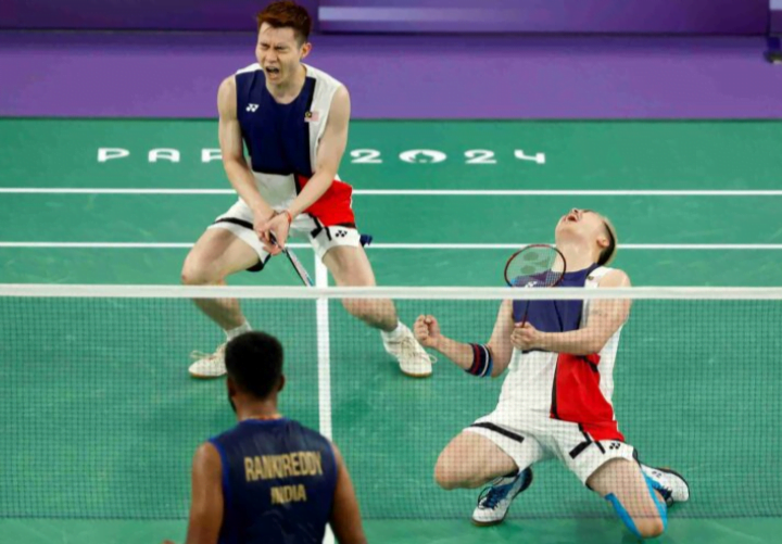 Aaron-Wooi Yik berada di landasan tepat buru pingat emas