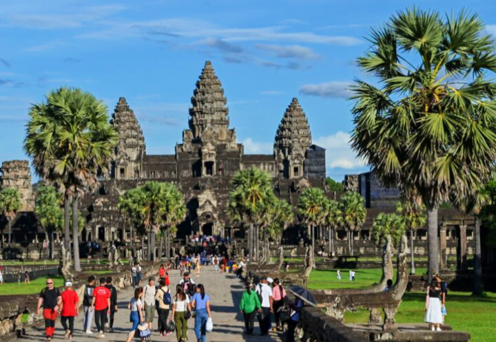 Pelancong bebas ambil gambar kahwin di Taman Arkeologi Angkor