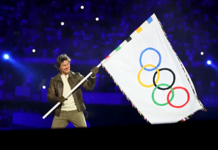 Tom Cruise selesai ‘misi’ serah bendera Olimpik ke LA