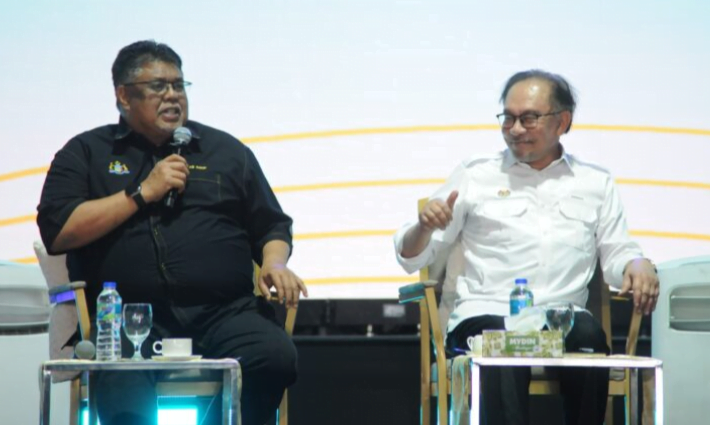 Anwar mahu rakyat nilai peningkatan perkhidmatan awam mulai Isnin