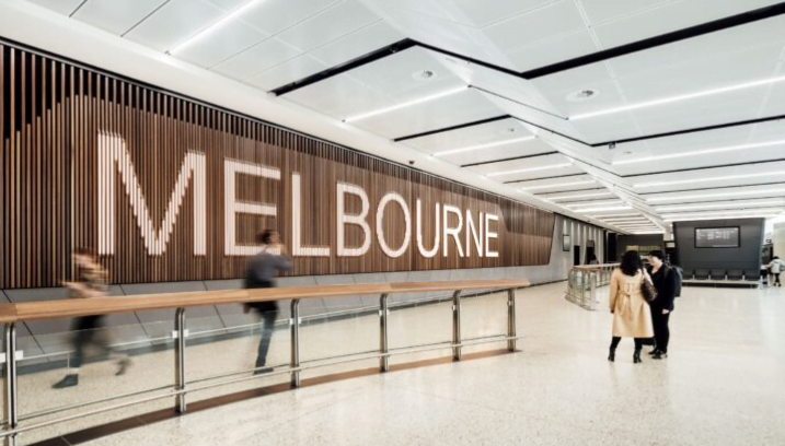 Penumpang berjalan di sayap pesawat ditahan