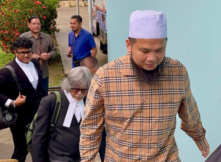 Ebit Lew minta buka semua pakaian – Pengadu