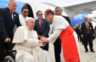 Pope Francis pakai kasut lusuh semasa tiba di Indonesia