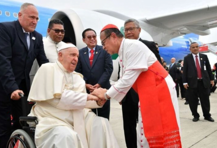 Pope Francis pakai kasut lusuh semasa tiba di Indonesia