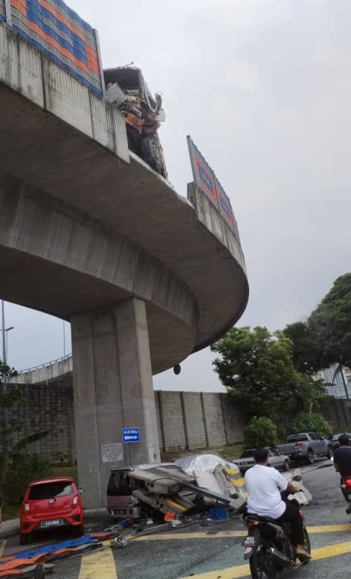 Lori rempuh tembok lebuh raya, serpihan jatuh hempap kereta