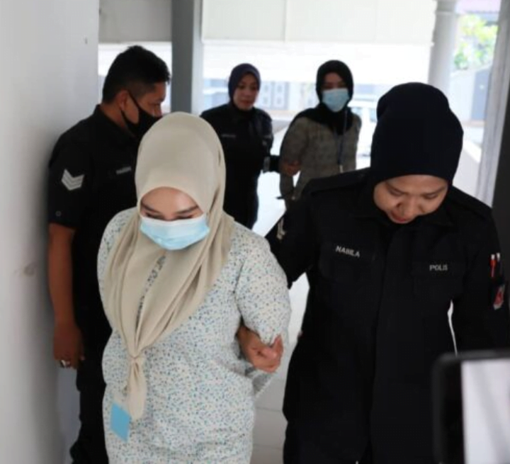 Dua wanita tidak mengaku salah bergaduh