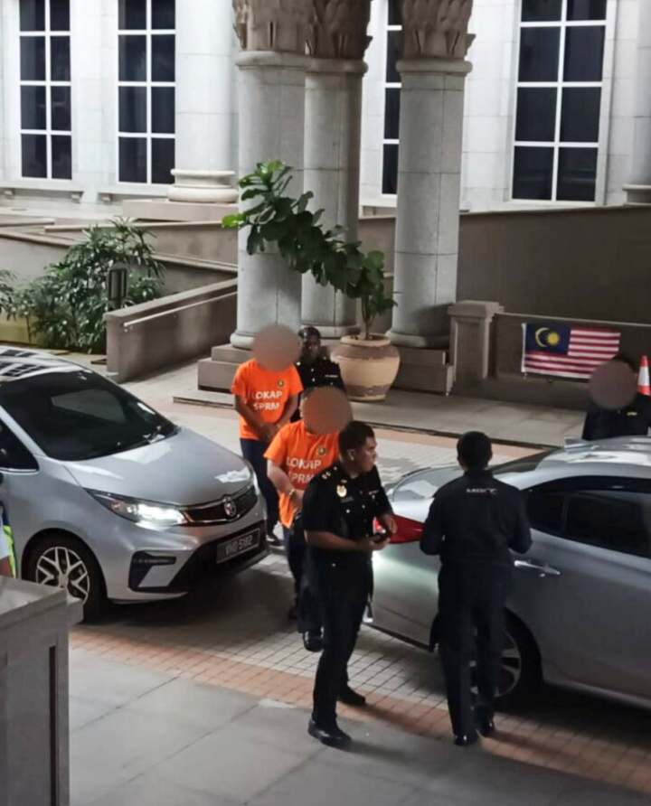 Dua termasuk Datuk sebuah kementerian direman seleweng dana RM400,000