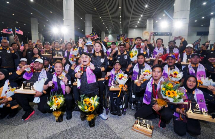 Kontinjen para negara disambut meriah peminat sukan tempatan